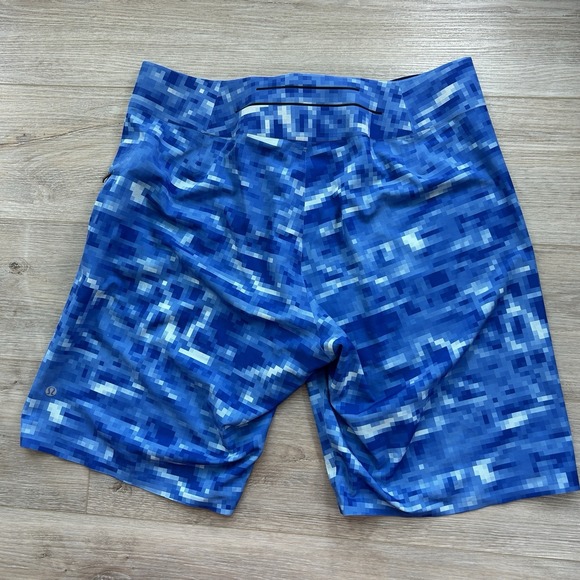 Lululemon El Current Board Shorts Mens 34 Blue Pixel Print Swim Trunks Zip - Picture 3 of 9